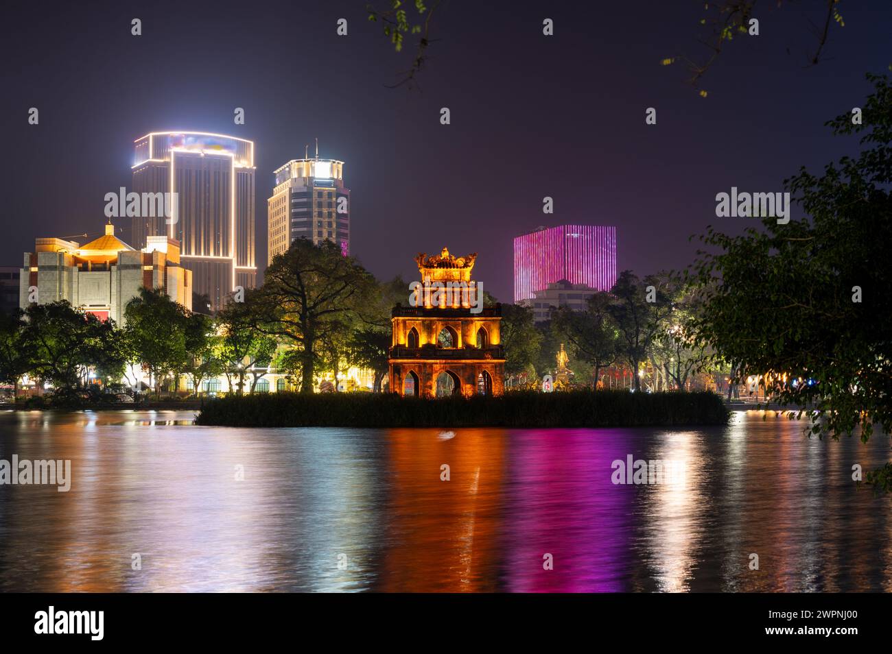 Superbe vue nocturne sur le lac Hoan Kiem (lac de l'épée retournée) et la Tour de la tortue dans le centre historique de Hanoi au Vietnam. Banque D'Images