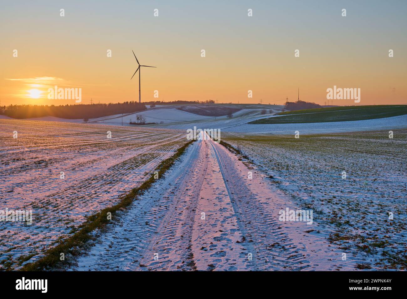 Paysage, chemin de terre, éolienne, champs, neige, coucher de soleil, hiver Banque D'Images
