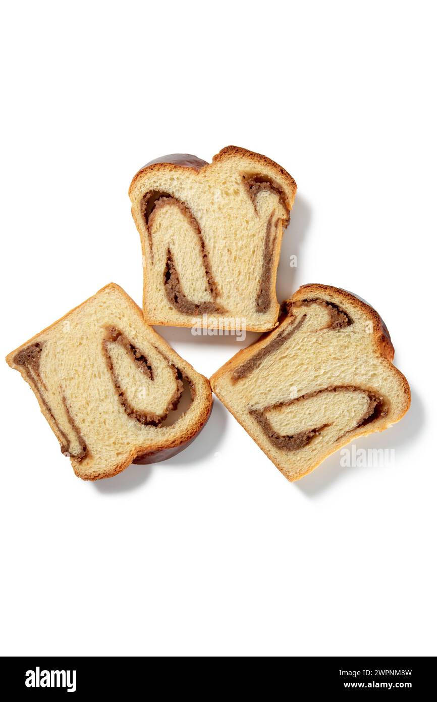 Savourez le délice chaleureux de trois tranches de gâteau au pain aux noix. Riche saveur de noisette vous attend à chaque bouchée. Banque D'Images