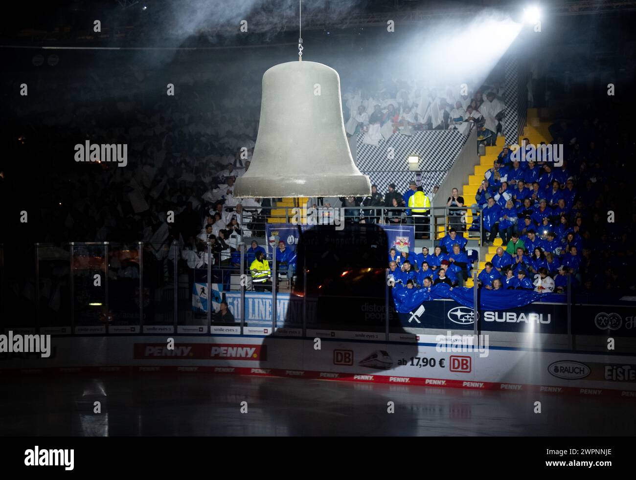 Munich, Allemagne. 08 mars 2024. Hockey sur glace : DEL, EHC Red Bull Munich - Augsburger Panther, main round, 52e journée au Centre Olympique des sports de glace. Une cloche peut être vue dans la patinoire avant le match. Il s'agit du dernier match principal de l'EHC Munich au stade olympique de glace avant de déménager sur la nouvelle patinoire. Crédit : Sven Hoppe/dpa/Alamy Live News Banque D'Images