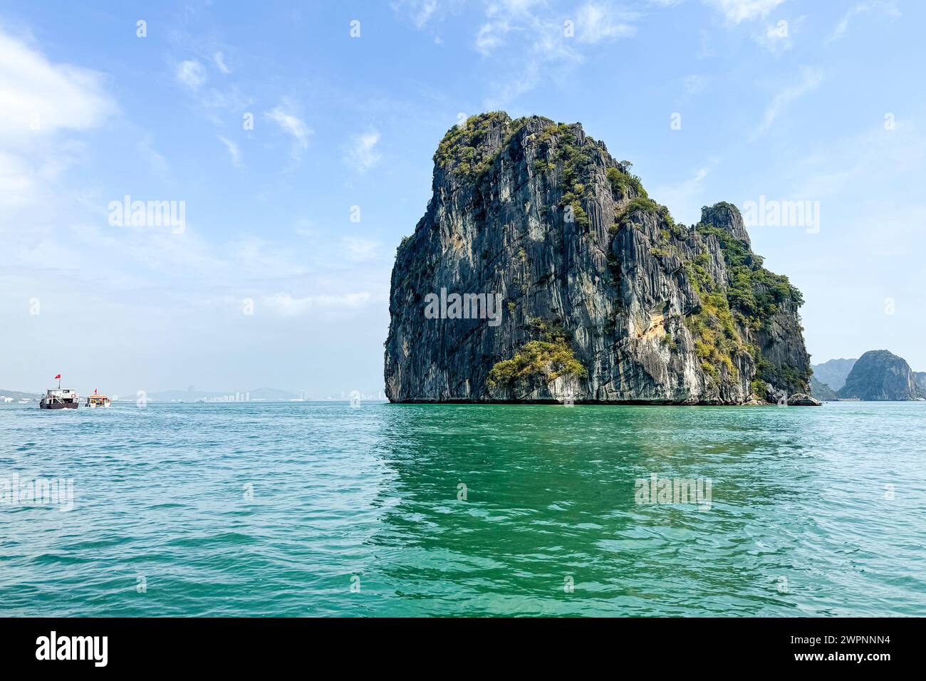 Paysage de montagne calcaire à Halong Bay, nord du Vietnam. Banque D'Images