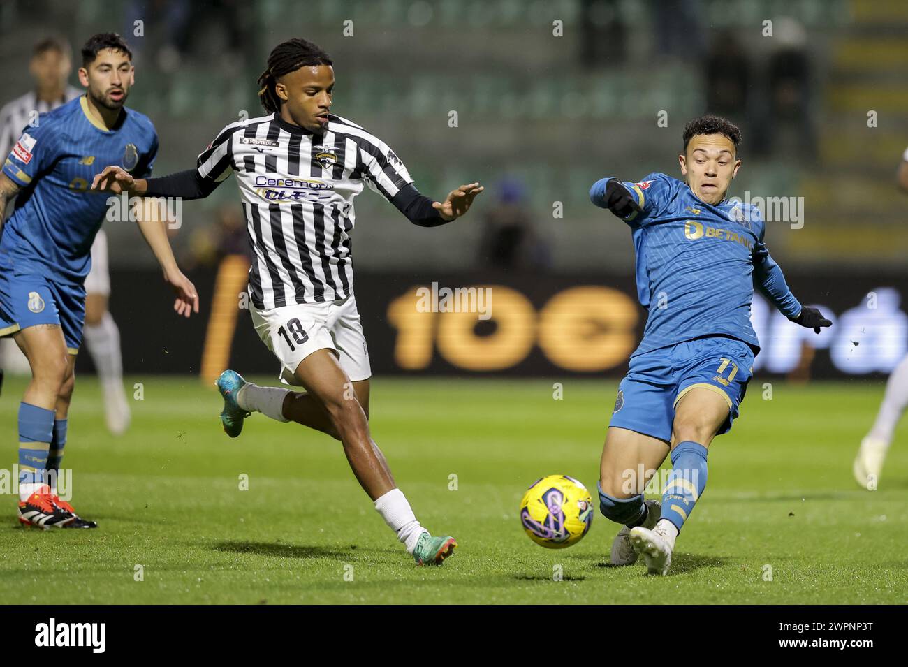 Portimão, 03/08/2024 - Portimonense Sporting Clube a accueilli Futebol Clube do Porto cet après-midi au stade municipal de Portimão dans le match de la 25ème manche de la 1ère Liga Portugal Betclic, saison 2023/24. Pepe ; Gonçalo Costa (Gerardo Santos/Global Imagens) crédit : Atlantico Press/Alamy Live News Banque D'Images