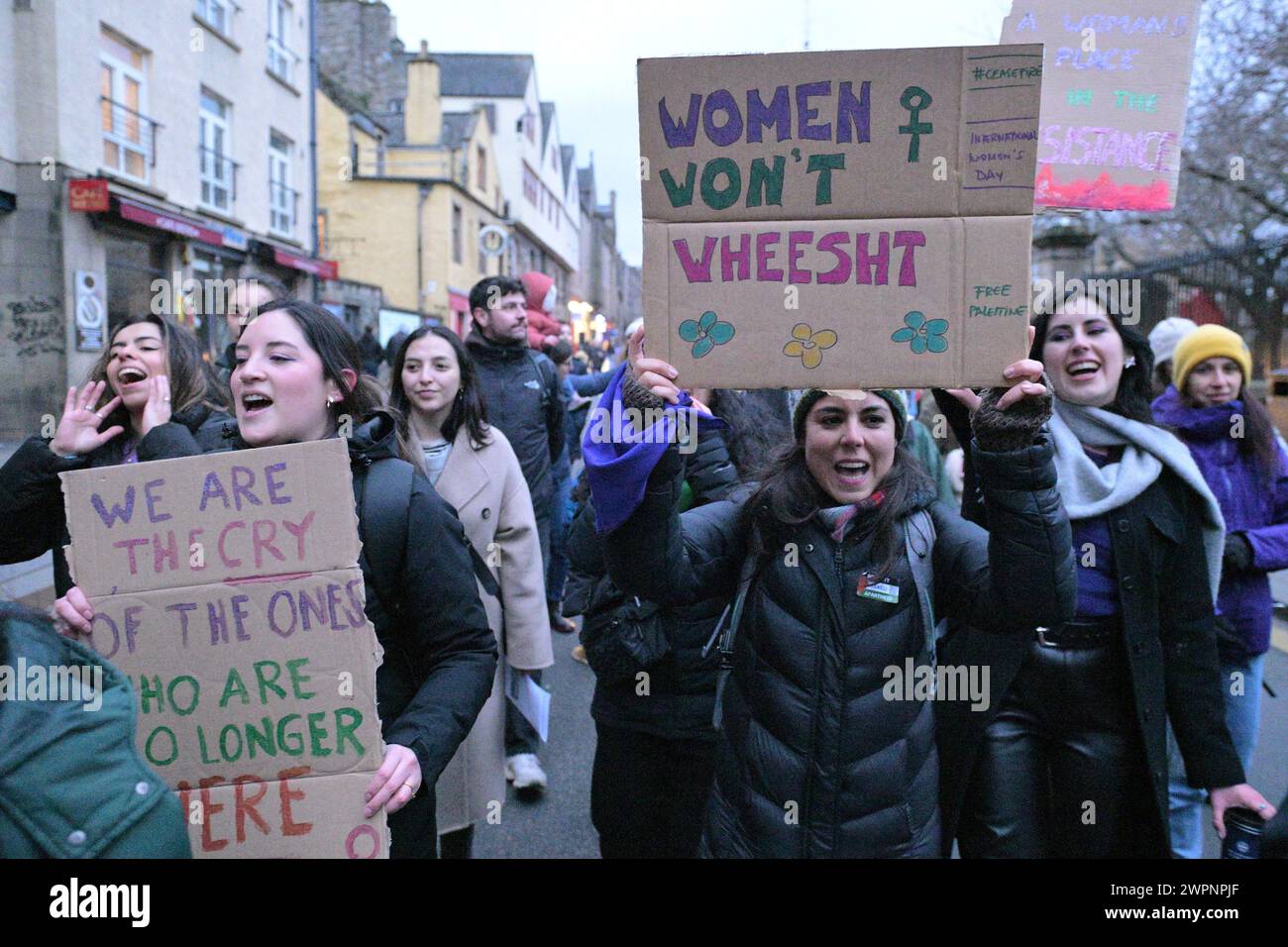 Édimbourg Écosse, Royaume-Uni 08 mars 2024. Journée internationale de la femme 2024 mars avec les participants se rassemblant à la Mecat Cross et marchant vers le Parlement écossais. crédit sst/alamy live news Banque D'Images