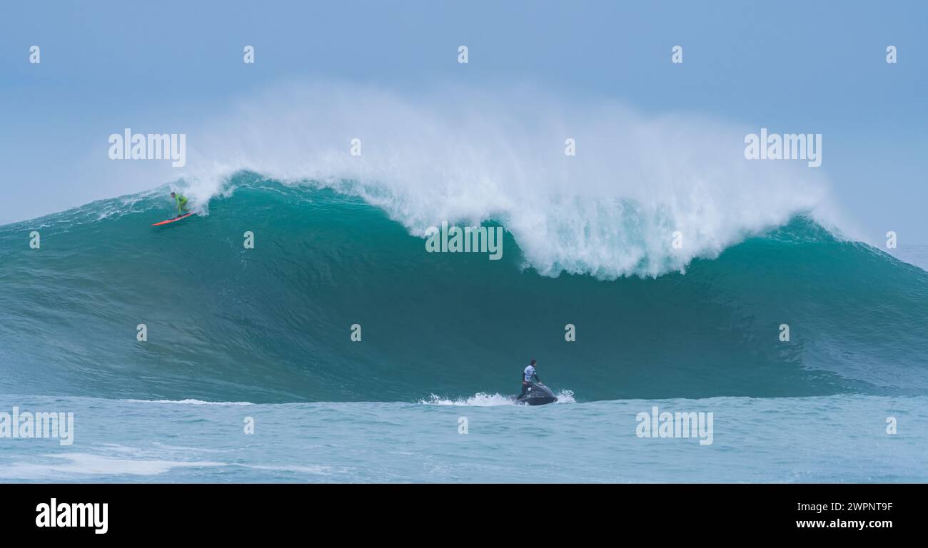 Compétition de surf 'Giant Cow'. Onde de tempête avec de grosses vagues. Municipalité de Santander. Mer Cantabrique. Cantabrie. Espagne. Europe Banque D'Images
