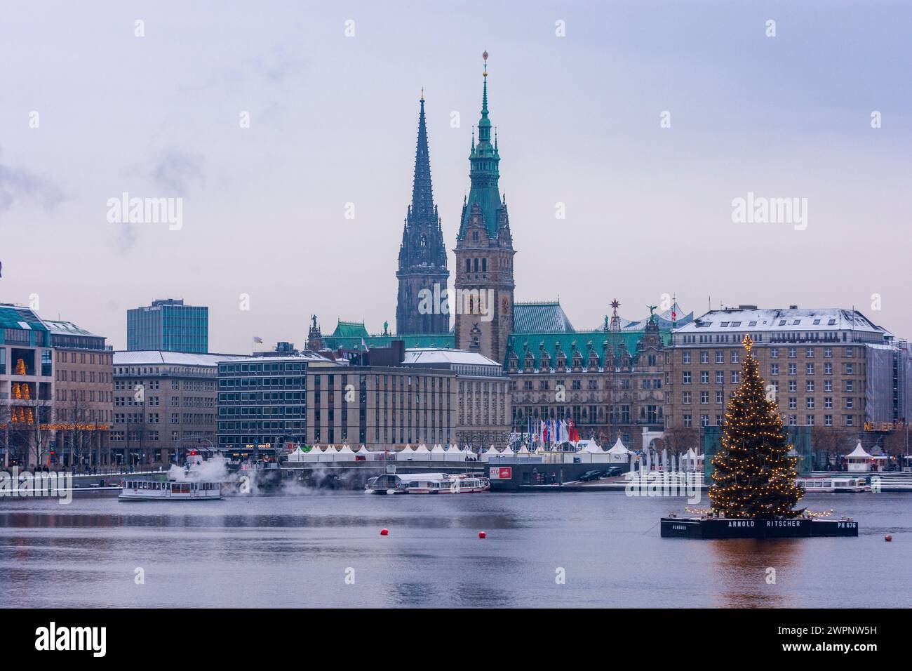 Hambourg, lac Binnenalster, tours de l'église Sankt Nikolai et la mairie, bateau à vapeur, arbre de Noël flottant à Hambourg, Allemagne Banque D'Images