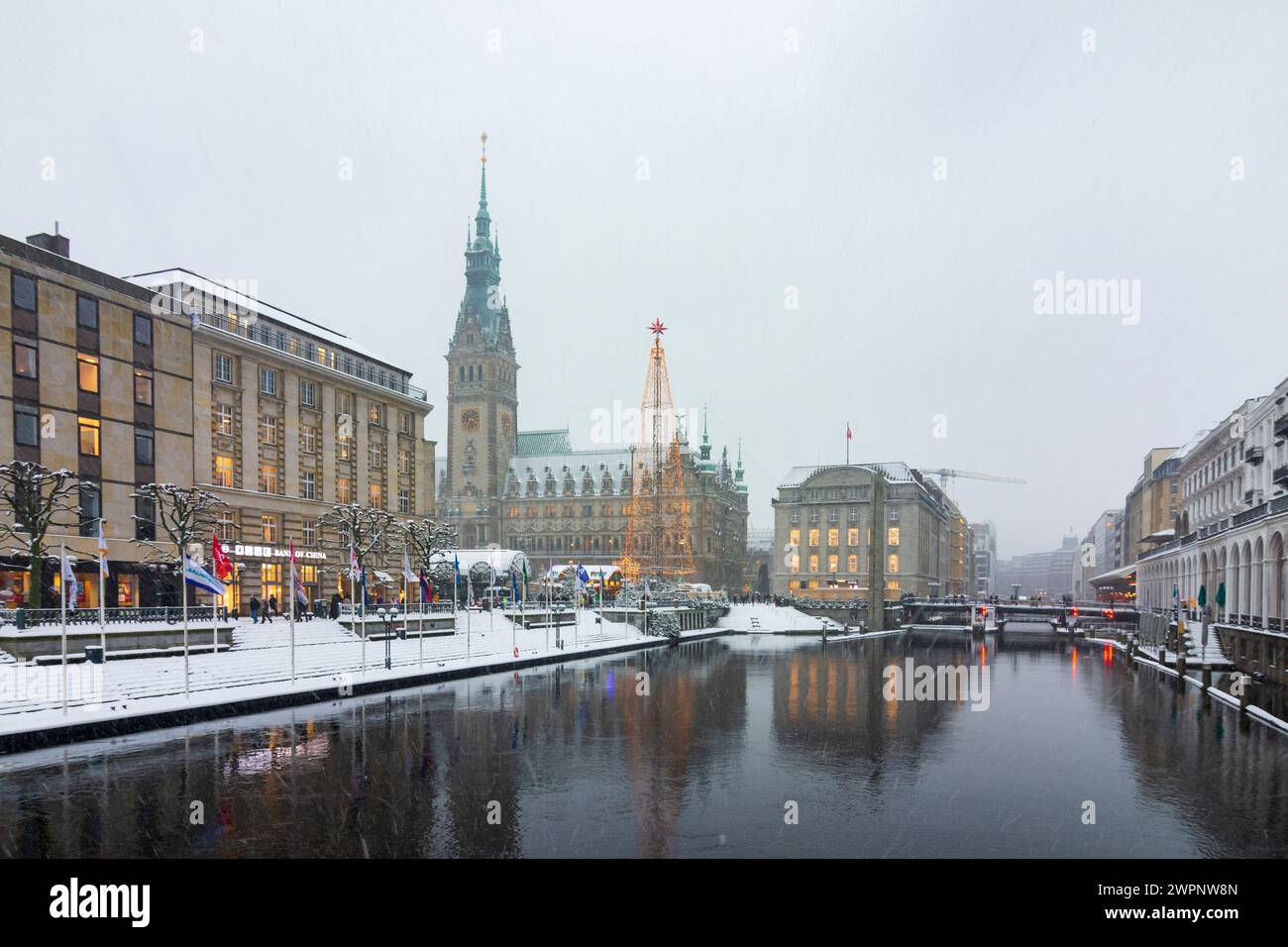 Hambourg, marché de Noël de Hambourg en face de l'hôtel de ville, décoration de Noël, stands de vente, gens, chutes de neige, canal Kleine Alster à Hambourg, Allemagne Banque D'Images