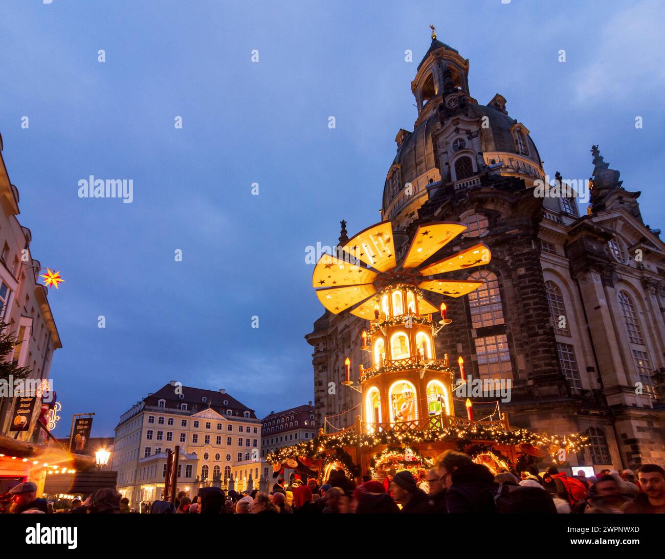 Dresde, marché de Noël sur la place Neumarkt, église Frauenkirche, pyramide de noël comme stand de vente, Saxe, Allemagne Banque D'Images