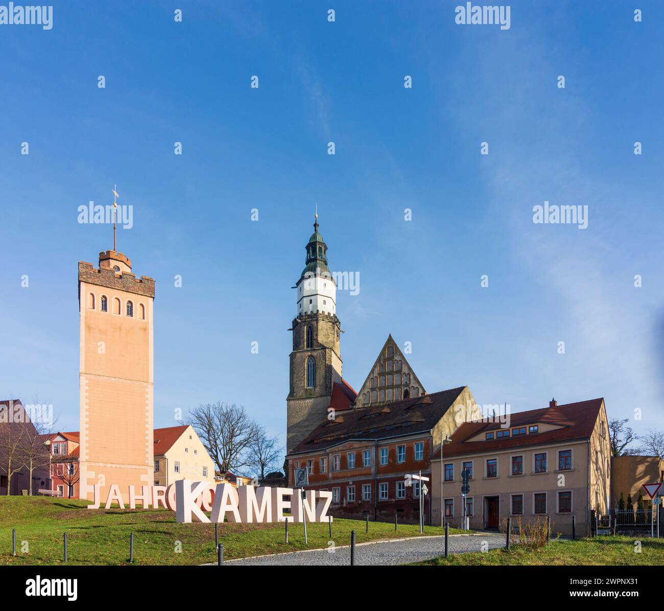 Kamenz (Kamjenc), tour Roter Turm, église principale Marien, panneau '800 Jahre Kamenz', Saxe, Allemagne Banque D'Images