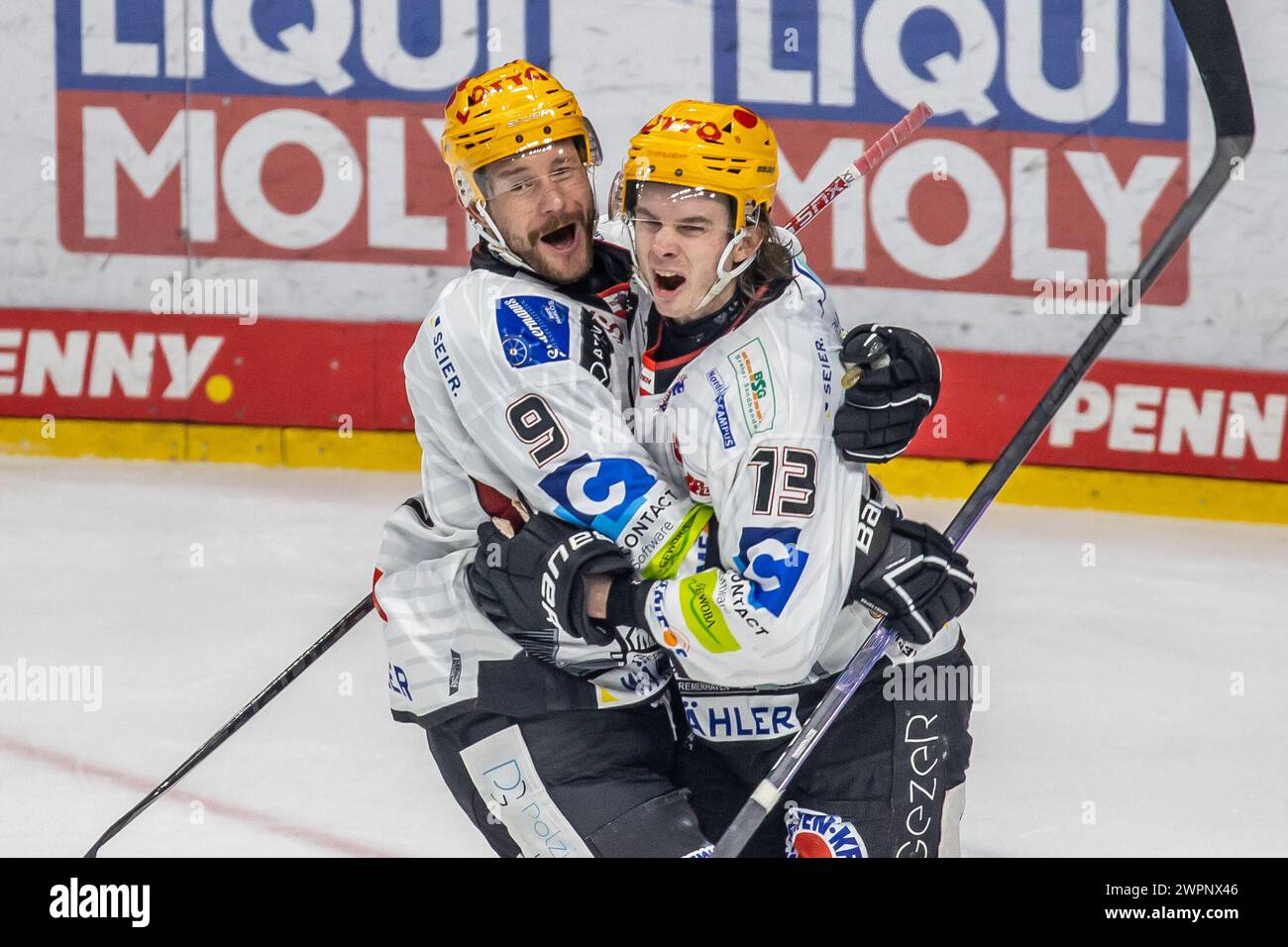 Berlin, Allemagne. 08 mars 2024. Hockey sur glace : DEL, Eisbären Berlin - Pinguins Bremerhaven, main Round, Journée 52, Mercedes-Benz Arena. Ziga Jeglic de Pinguins Bremerhaven célèbre avec son coéquipier Jan Urbas (G) après son but de 1:0. Crédit : Andreas Gora/dpa/Alamy Live News Banque D'Images