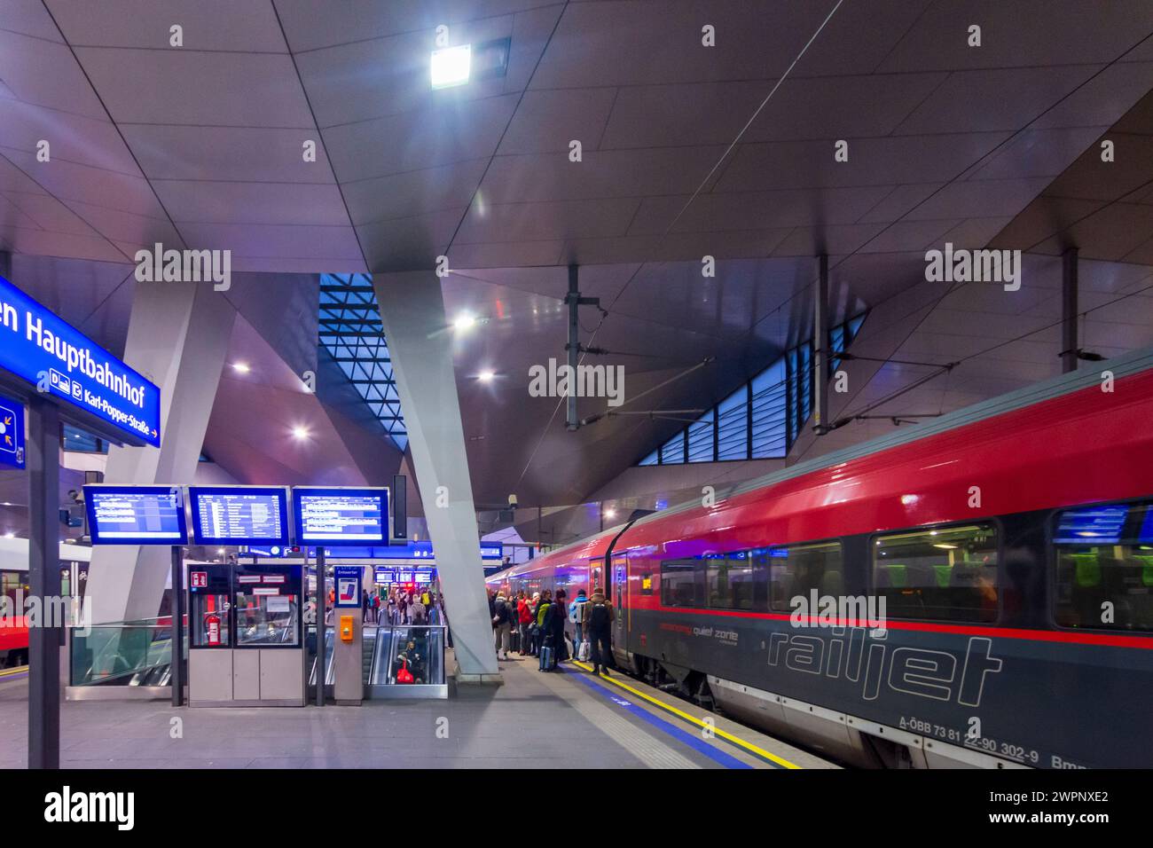 Vienne, train Railjet de ÖBB, gare Wien Hauptbahnhof en 10. Favoriten, Wien, Autriche Banque D'Images