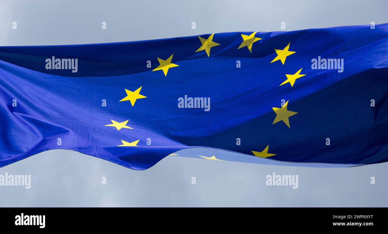 Drapeau officiel de l'Union européenne devant un ciel bleu. Banque D'Images