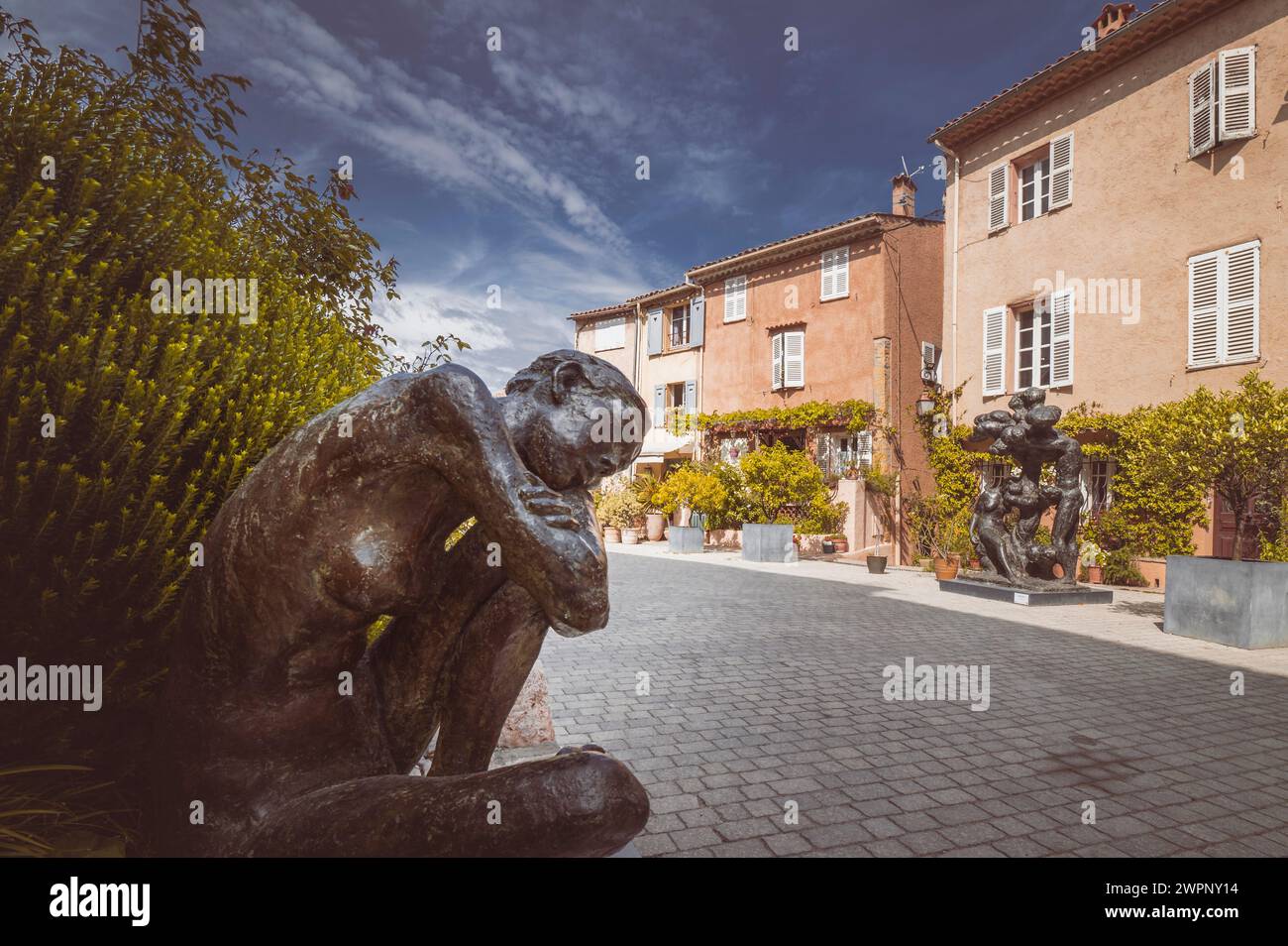 Ruelle romantique avec sculpture au premier plan dans le centre-ville médiéval de Mougins, Provence-Alpes-Côte d'Azur dans le sud de la France Banque D'Images