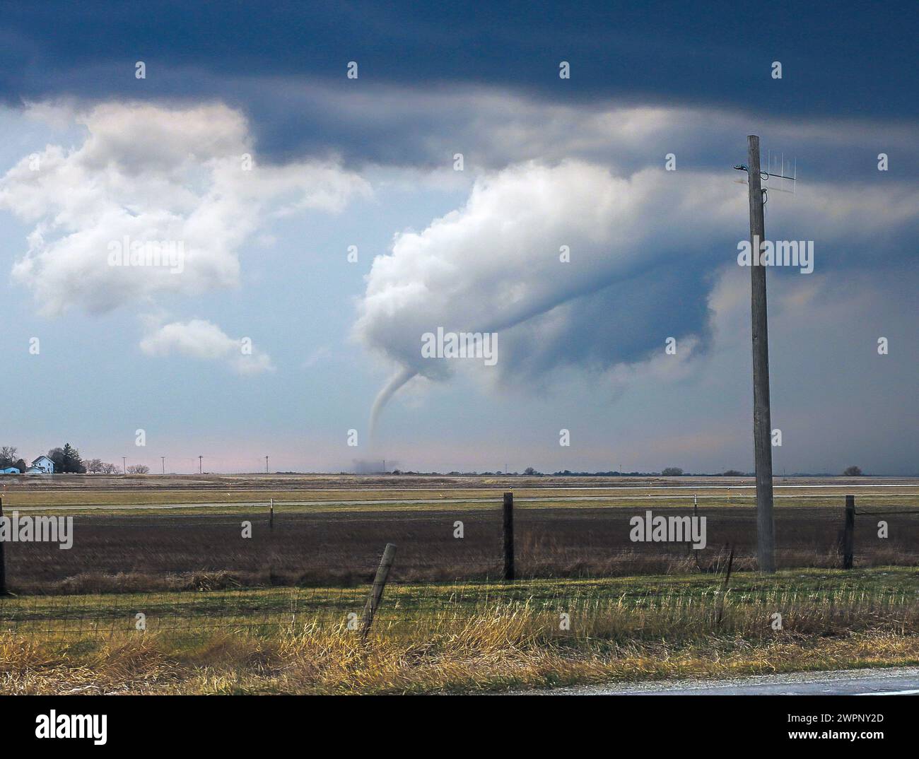 Une tornade lointaine tourbillonne dans un entonnoir de poussière à Pella, Iowa Banque D'Images