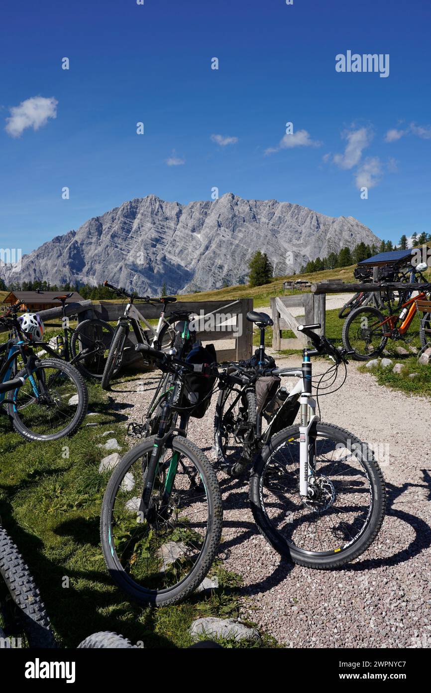 Allemagne, Bavière, haute-Bavière, Berchtesgadener Land, Schönau am Königssee, massif Watzmann, Gotzenalm, restaurant de montagne, VTT stationnés Banque D'Images