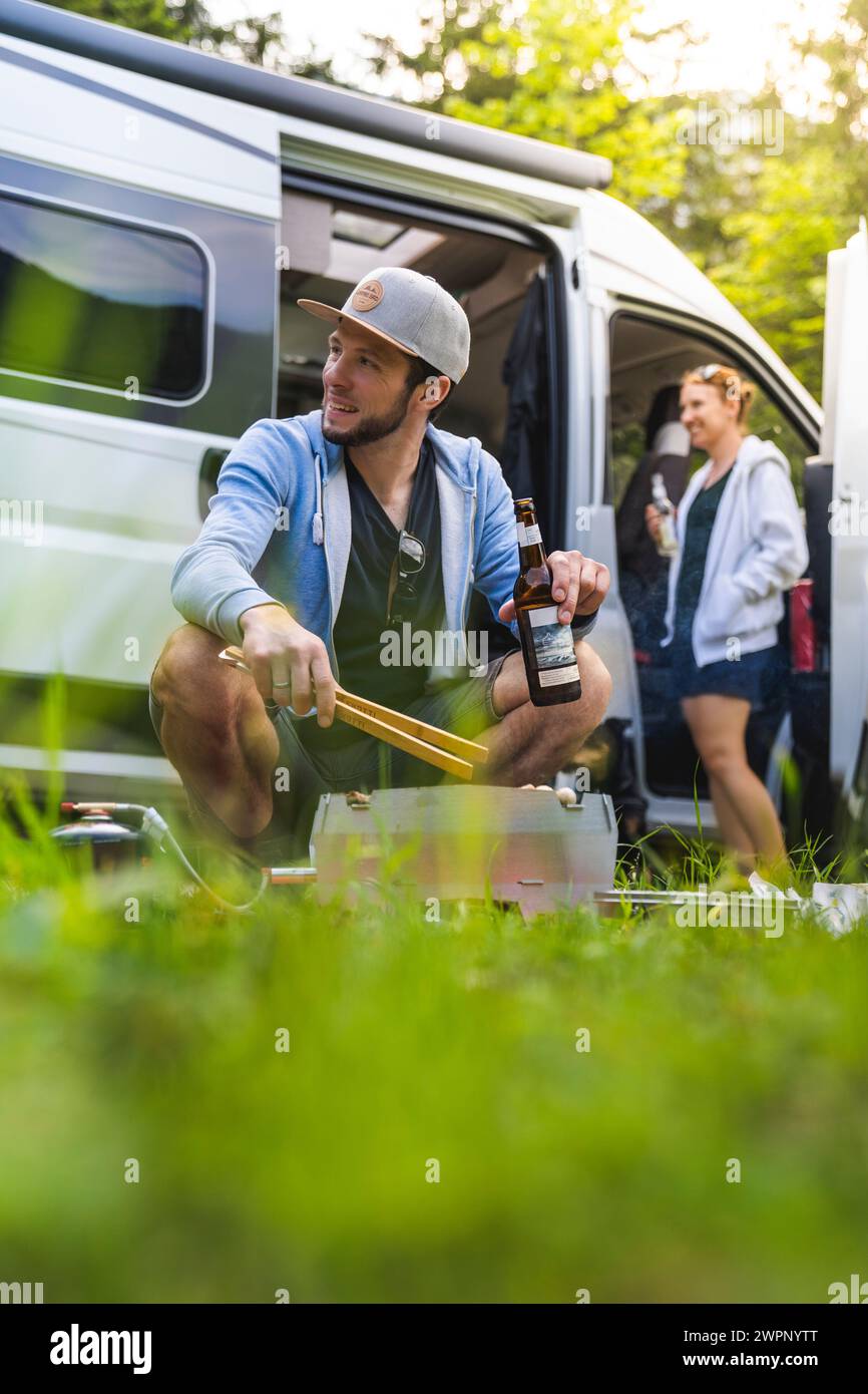 Voyage en camping avec Skotti Grill, couple temps dans la nature Banque D'Images