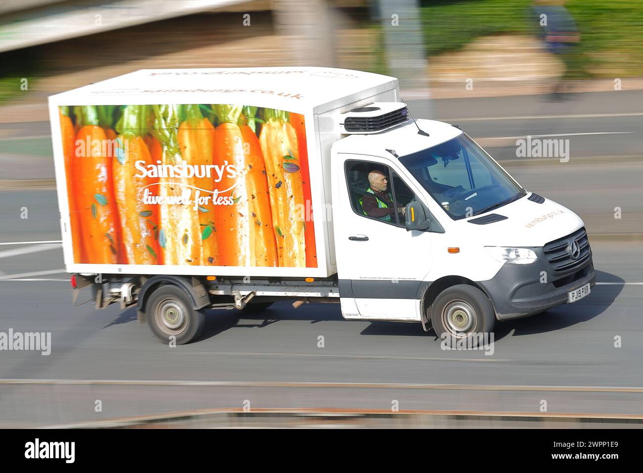 Fourgonnette d'épicerie Sainsburys prenant des livraisons aux clients en ligne Banque D'Images