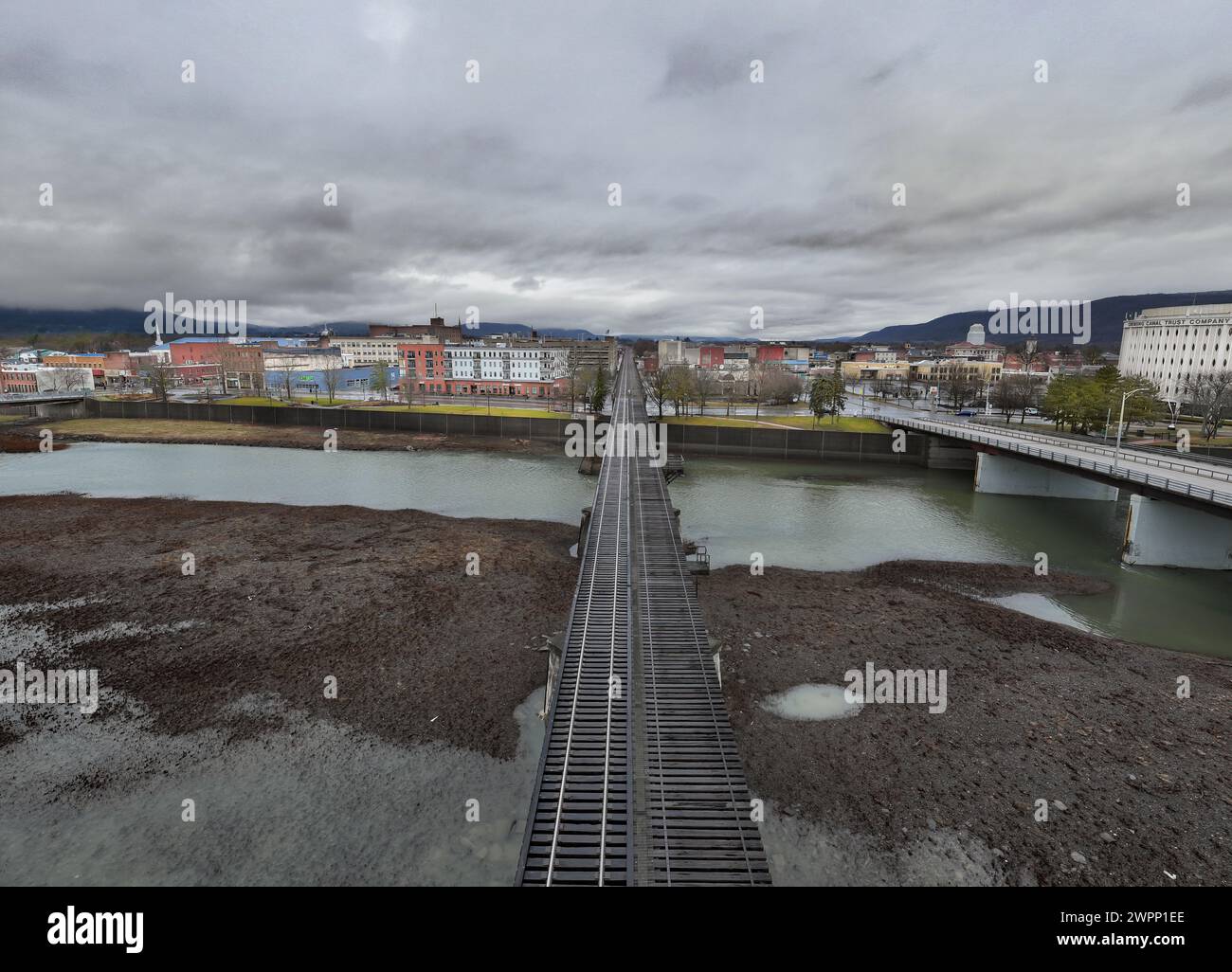 Elmira, NY, États-Unis - 03-02-2024 - image aérienne hivernale nuageuse du centre-ville de la ville d'Elmira, NY, activité toute l'année. Banque D'Images