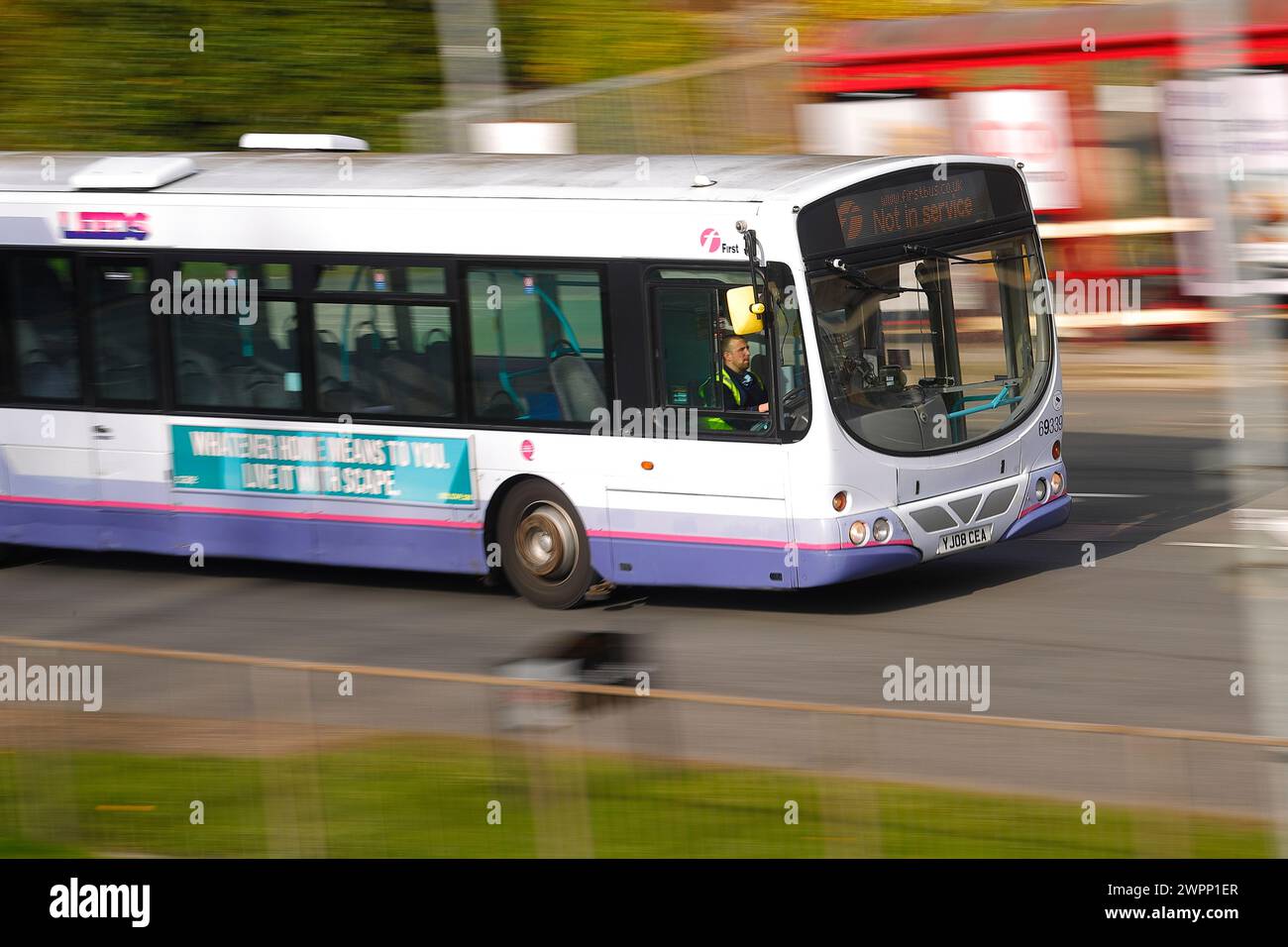 Un bus First bus Company qui n'est pas en service voyageant Armley Road à Leeds, West Yorkshire Banque D'Images