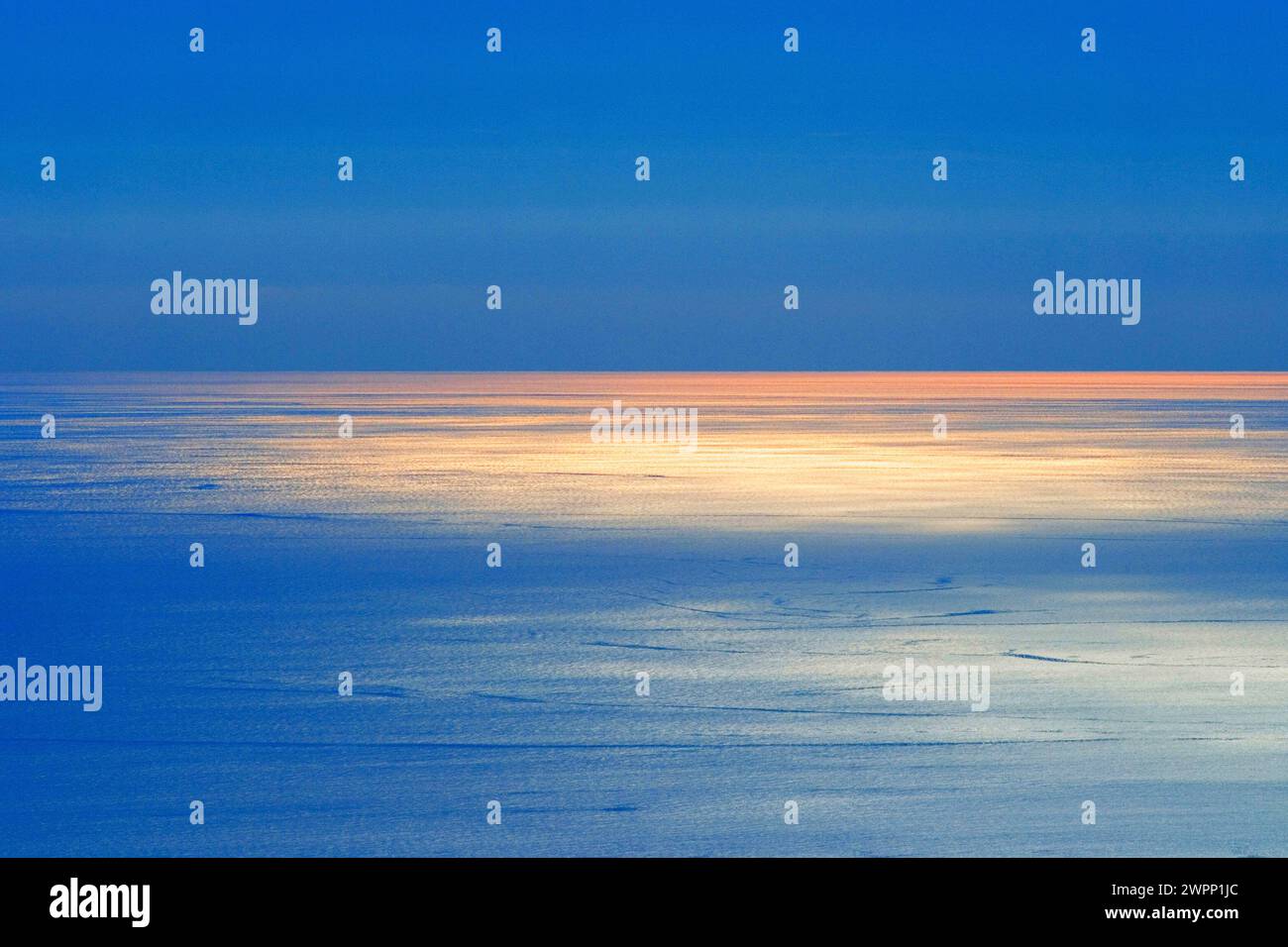 soleil rouge du soir réfléchi sur la mer Banque D'Images