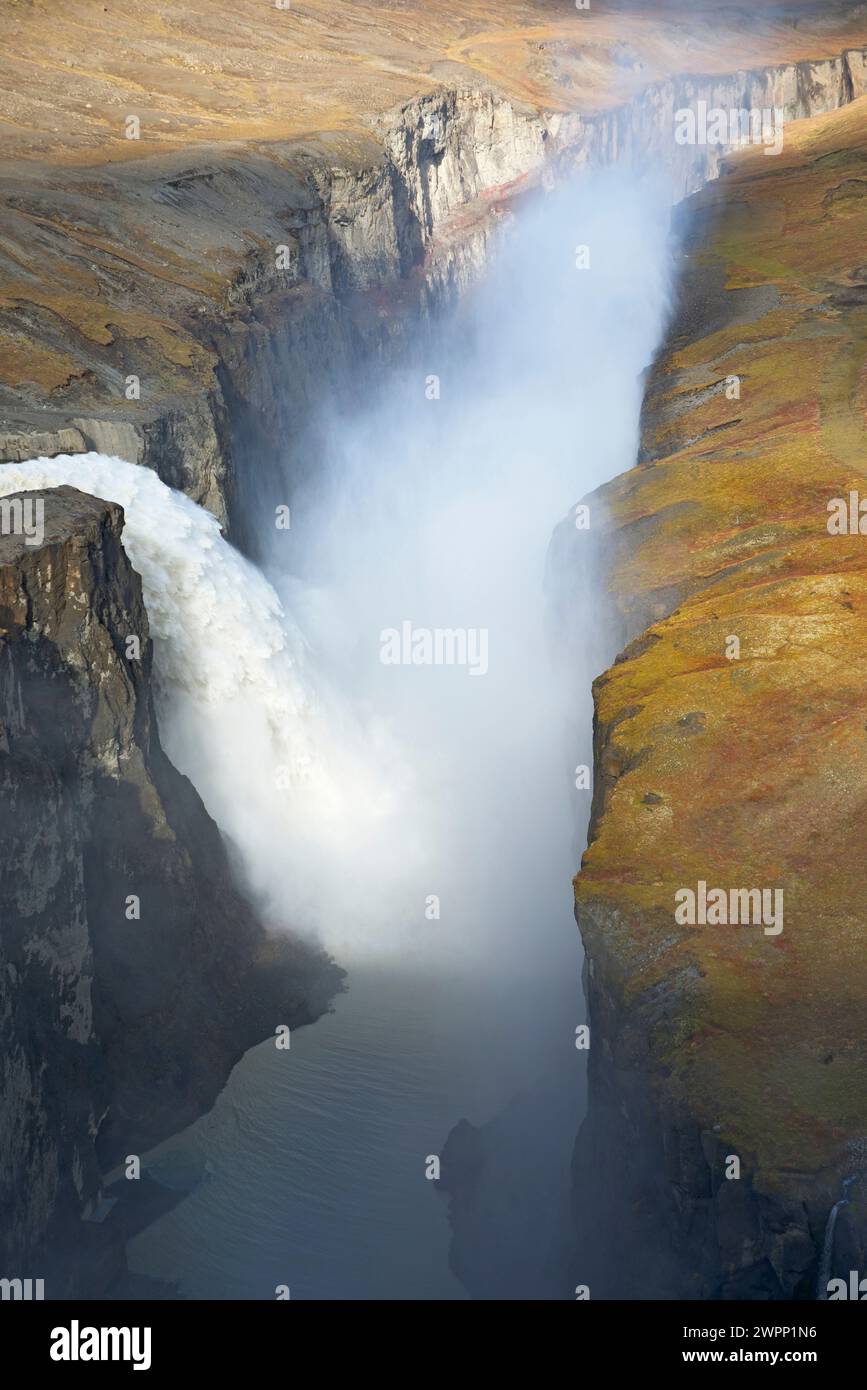 La cascade artificielle 'Hverfandi' du barrage de Karahnjukastifla de la centrale électrique de Karahnjukar dans le nord-est de l'Islande tombe seulement dans la gorge de la rivière 'Joekulsa a Bru' à la hauteur maximale du barrage. Banque D'Images