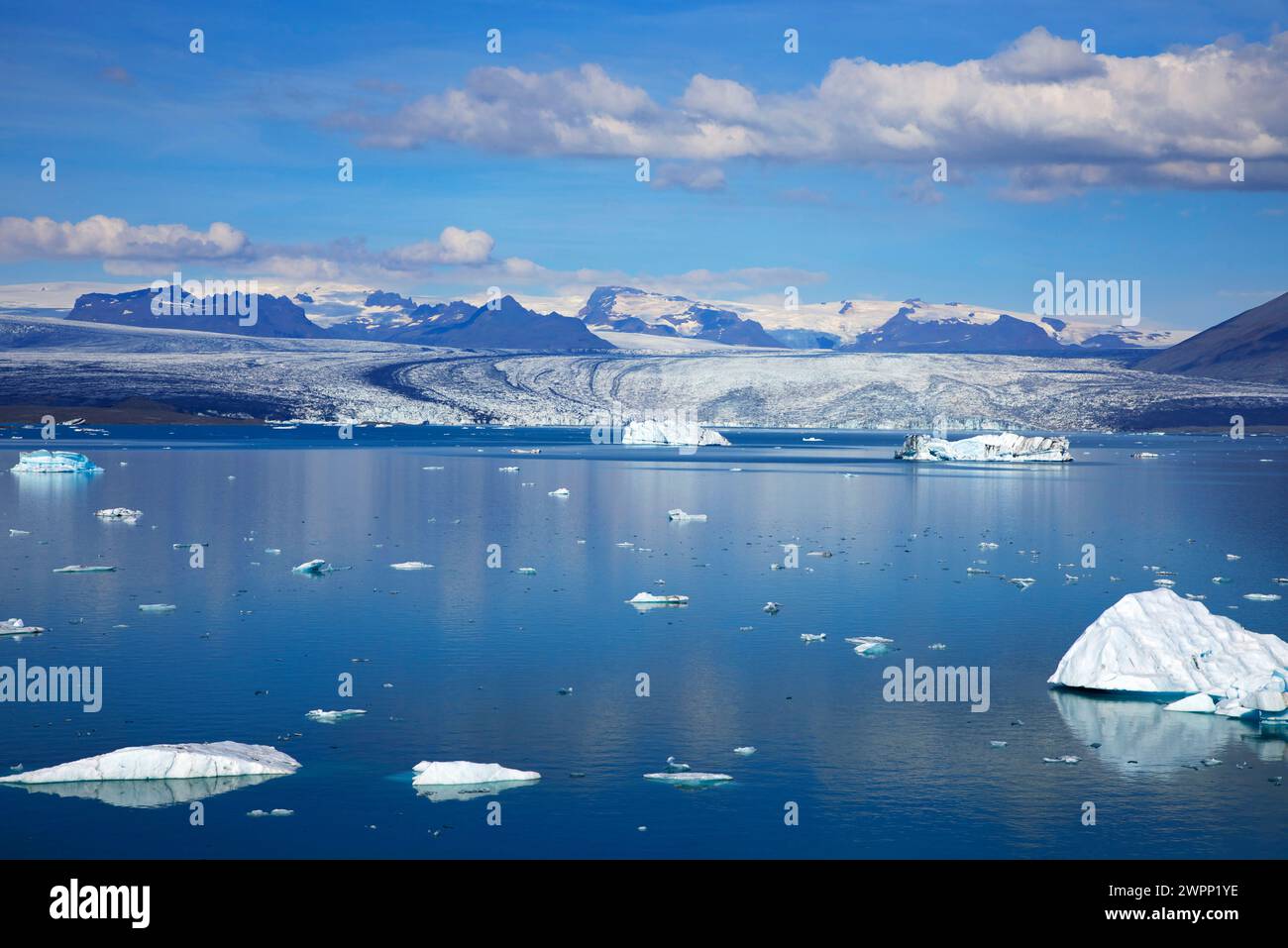 Icebergs sur le lac glaciaire Joekulsarlon en face des montagnes d'Esjufjell. Banque D'Images