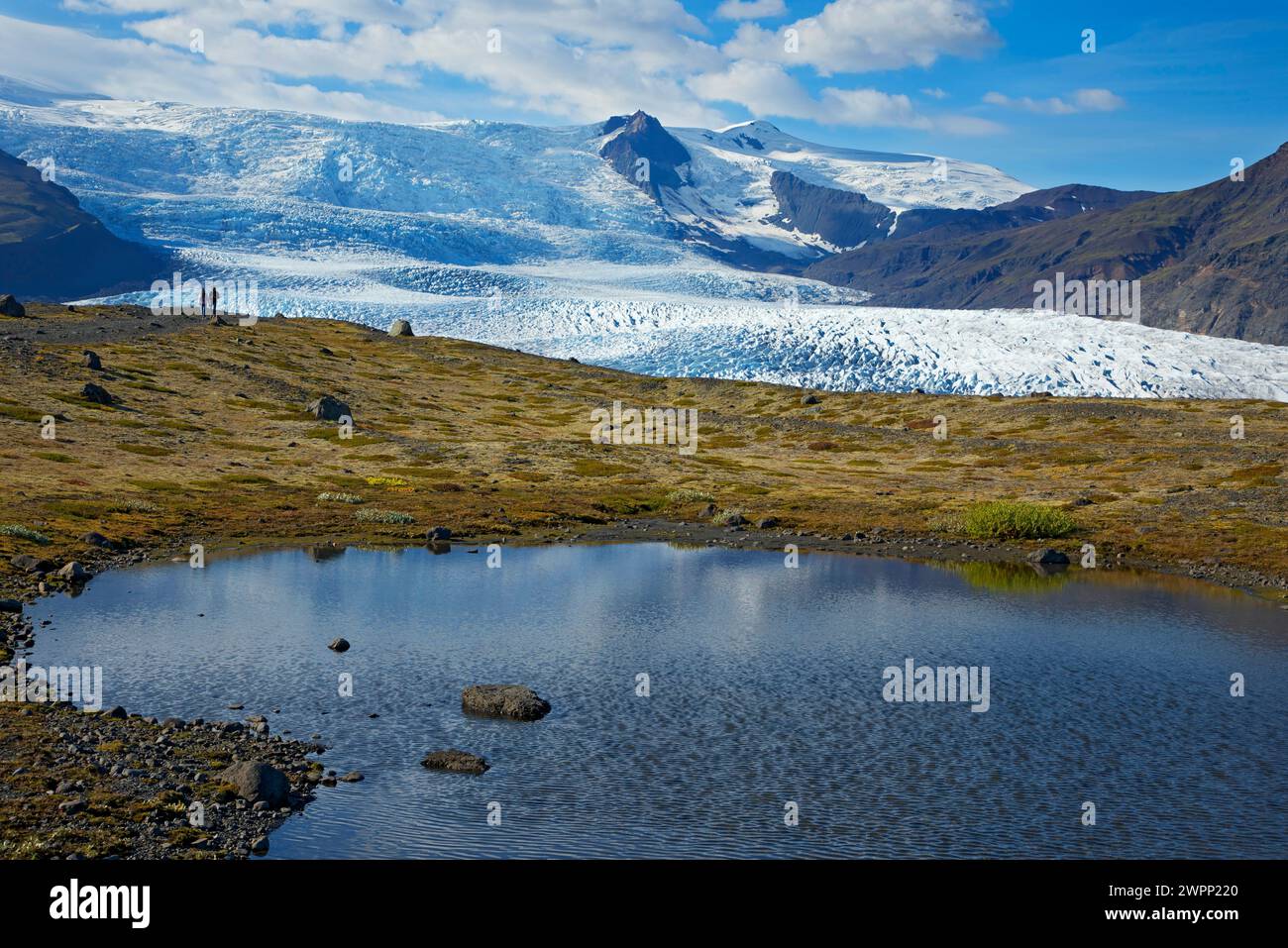 Petit lac dans le champ de moraine terminale de Fjallsjoekull. Vue sur les sommets d'Oeraifajoekull Banque D'Images