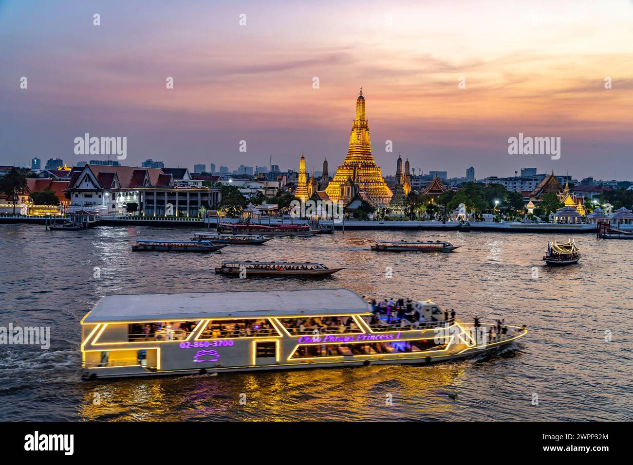 Le temple bouddhiste Wat Arun ou Temple de l'aube et la rivière Chao-Phraya au crépuscule, Bangkok, Thaïlande, Asie Banque D'Images