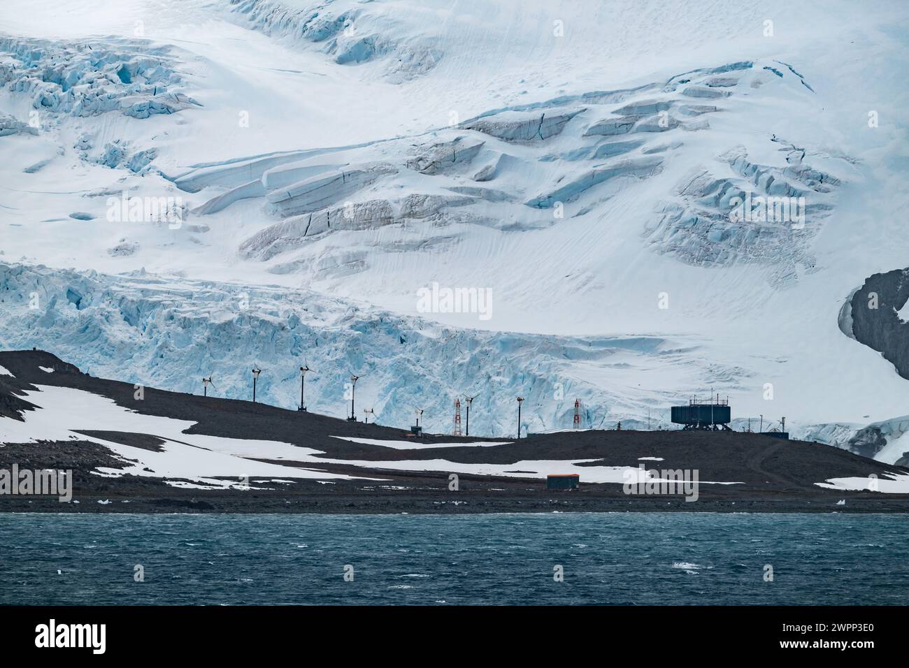 Éoliennes dans une station de recherche sur la côte de l'Antarctique. Banque D'Images