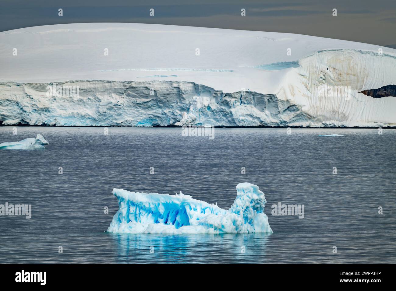 Formes et couleurs fascinantes de l'iceberg le long de la côte de la péninsule Antarctique. Banque D'Images
