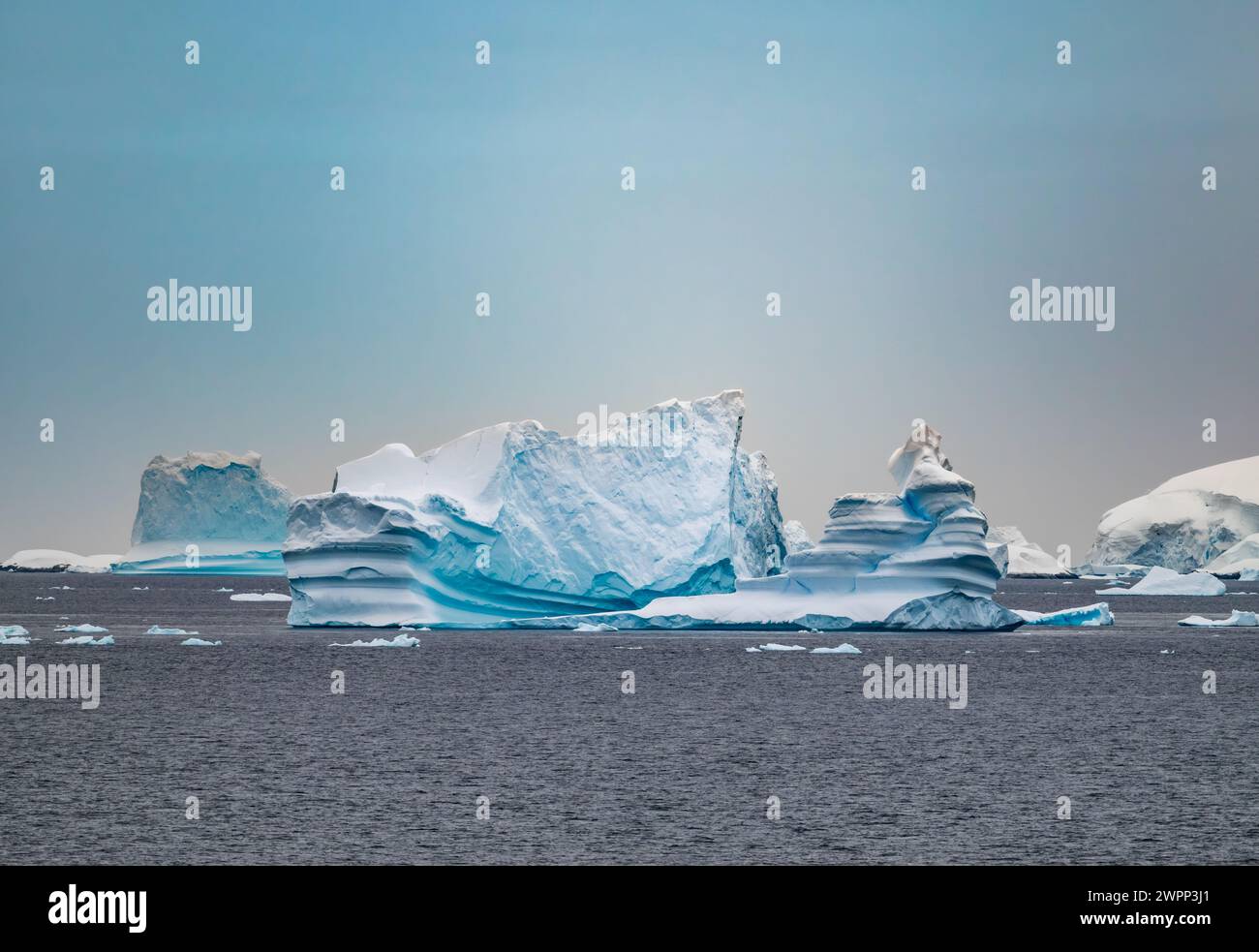 Formes et couleurs fascinantes de l'iceberg le long de la côte de la péninsule Antarctique. Banque D'Images