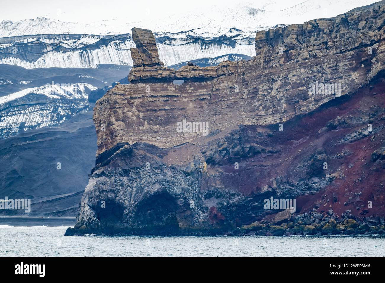 Couches de dépôts de cendres volcaniques recouvrant la lave et les débris volcaniques sur la côte. Deception Island, Antarctique. Banque D'Images