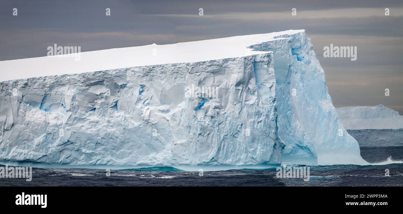 Formes et couleurs fascinantes de l'iceberg le long de la côte de la péninsule Antarctique. Banque D'Images