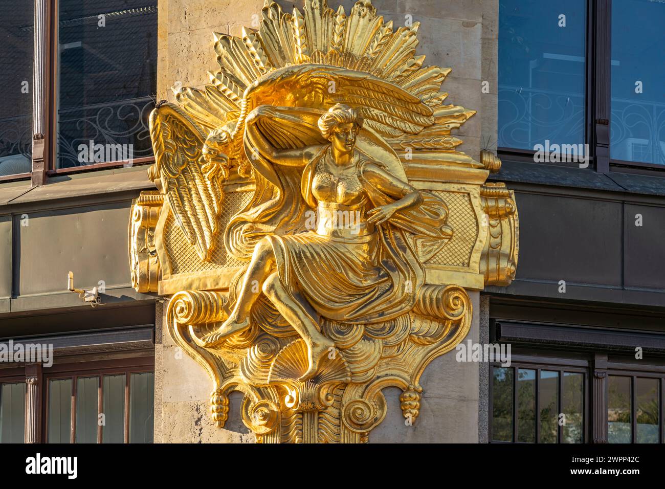 Élément de façade doré avec l'allégorie Genusssucht sur l'ancien grand magasin Art Nouveau Ebert à Leipzig, Saxe, Allemagne Banque D'Images