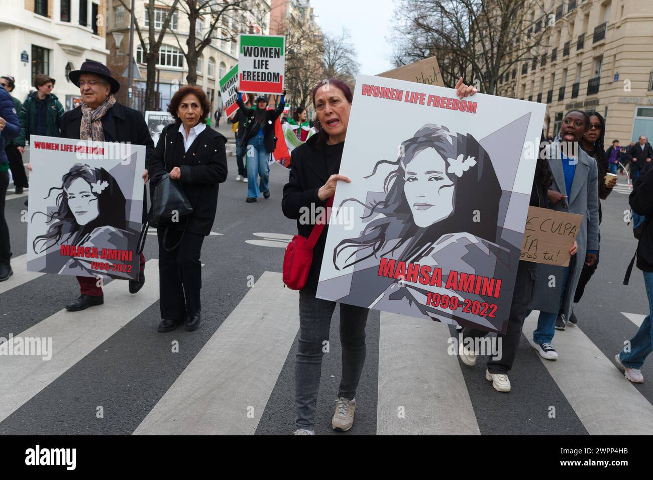 Des femmes et d'hommes ont défilé entre la place Gambetta et bastille à Paris, pour la journée internationale des droits des femmes Banque D'Images
