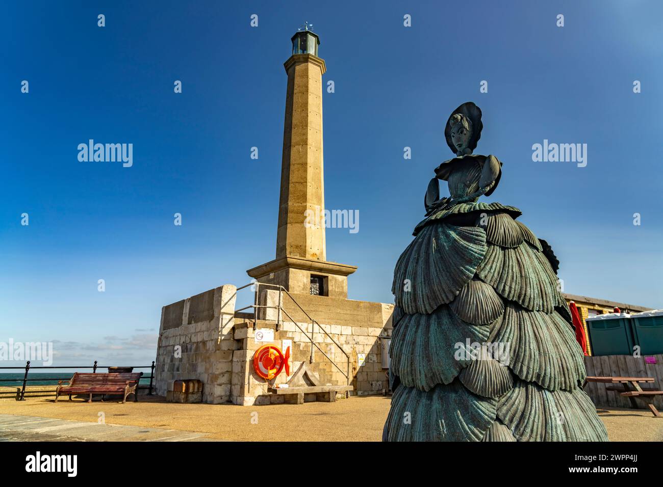 Sculpture en bronze Mme Booth la Dame de la coquille et le phare de Margate, Kent, Angleterre, Grande-Bretagne, Europe Banque D'Images