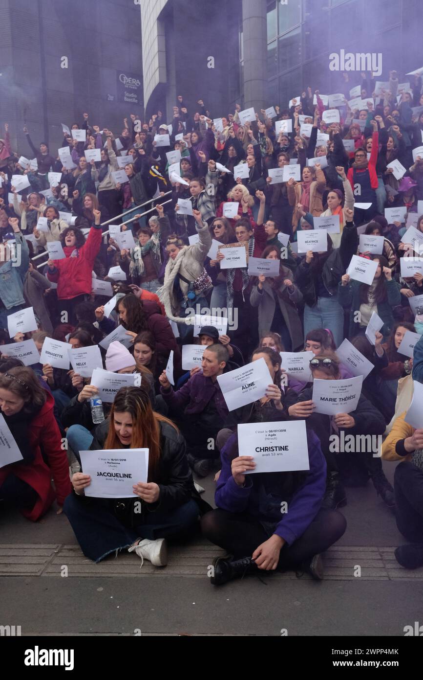 Des femmes et d'hommes ont défilé entre la place Gambetta et bastille à Paris, pour la journée internationale des droits des femmes Banque D'Images