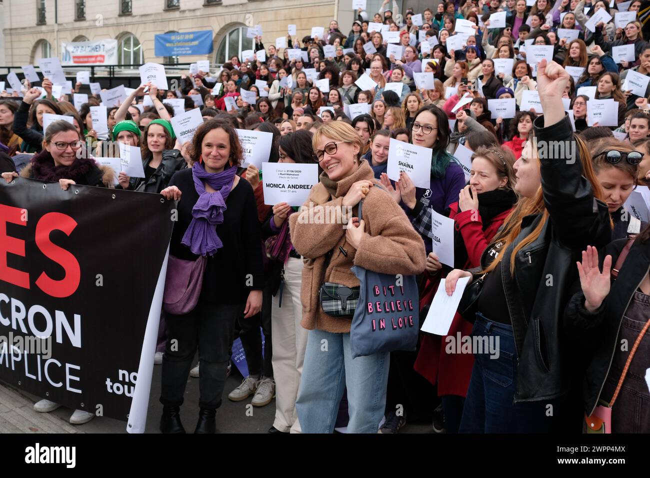 Des femmes et d'hommes ont défilé entre la place Gambetta et bastille à Paris, pour la journée internationale des droits des femmes Banque D'Images