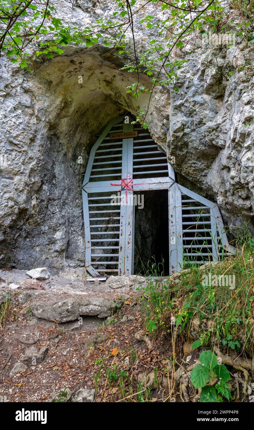 Hayingen, la grotte Gerber d'environ 30 m de long, n'est ouverte que du 15 mai au 15 novembre pour protéger les chauves-souris. Des découvertes des périodes Bronze et Latene ont été fouillées dans la grotte. Banque D'Images