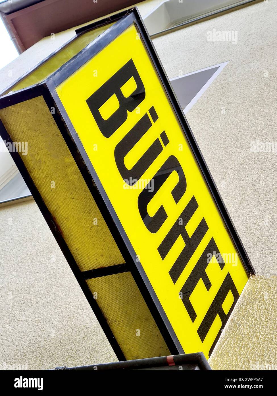 Panneau lumineux comme publicité extérieure avec l'inscription Bücher sur le mur d'une maison dans une librairie à Berlin, Allemagne Banque D'Images