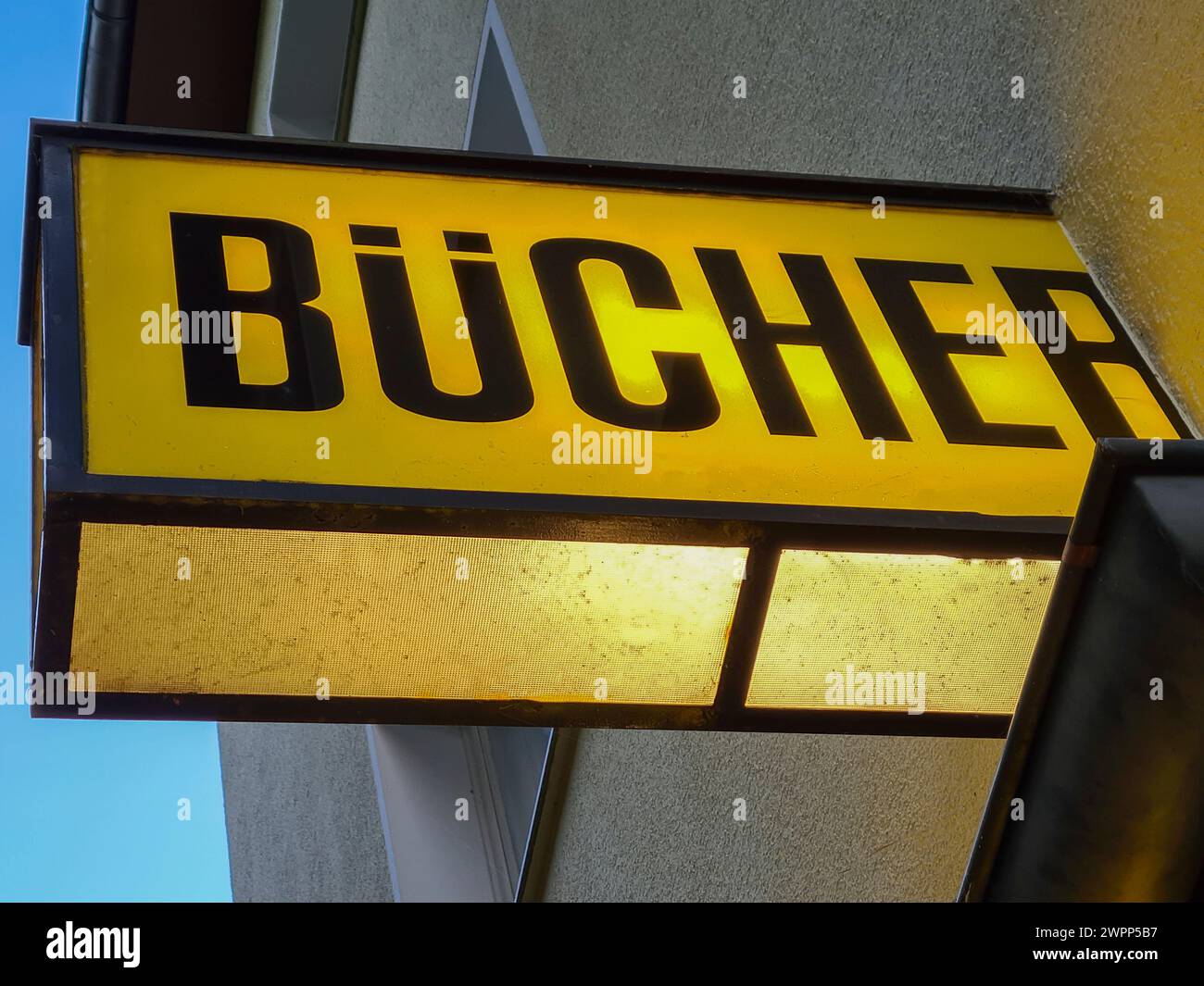 Panneau lumineux comme publicité extérieure avec l'inscription Bücher sur le mur d'une maison dans une librairie à Berlin, Allemagne Banque D'Images