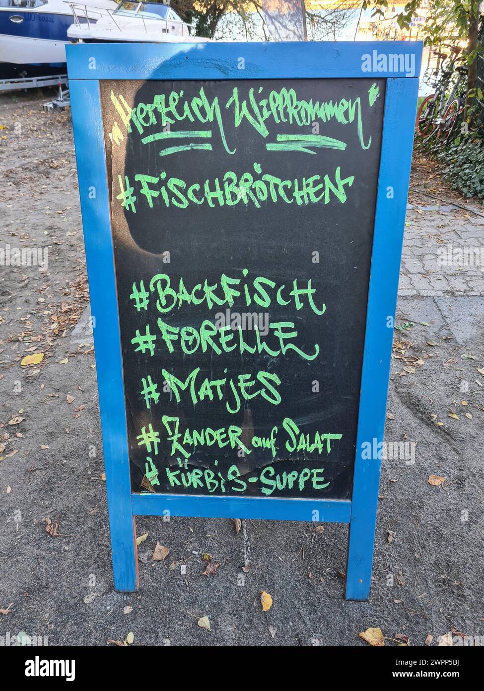 Un panneau publicitaire à Wannsee annonce des sandwichs de poisson, du poisson frit, de la truite, des matjes, de la perche de brochet sur une salade et de la soupe de citrouille à la main sur son panneau d'affichage Banque D'Images