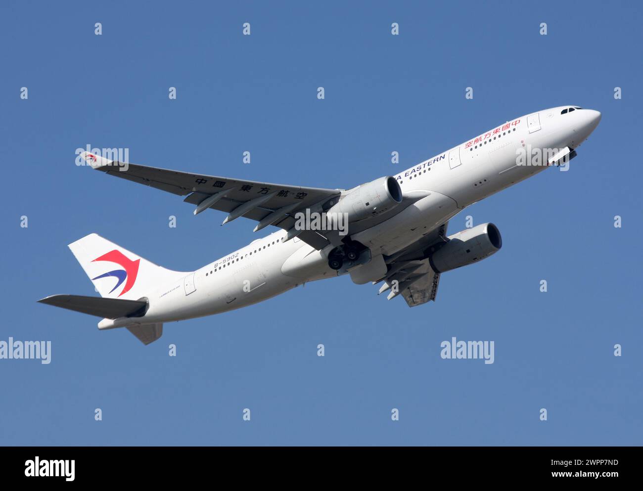 Un Airbus A330-200 de China Eastern Airlines quitte l'aéroport de Londres Gatwick Banque D'Images
