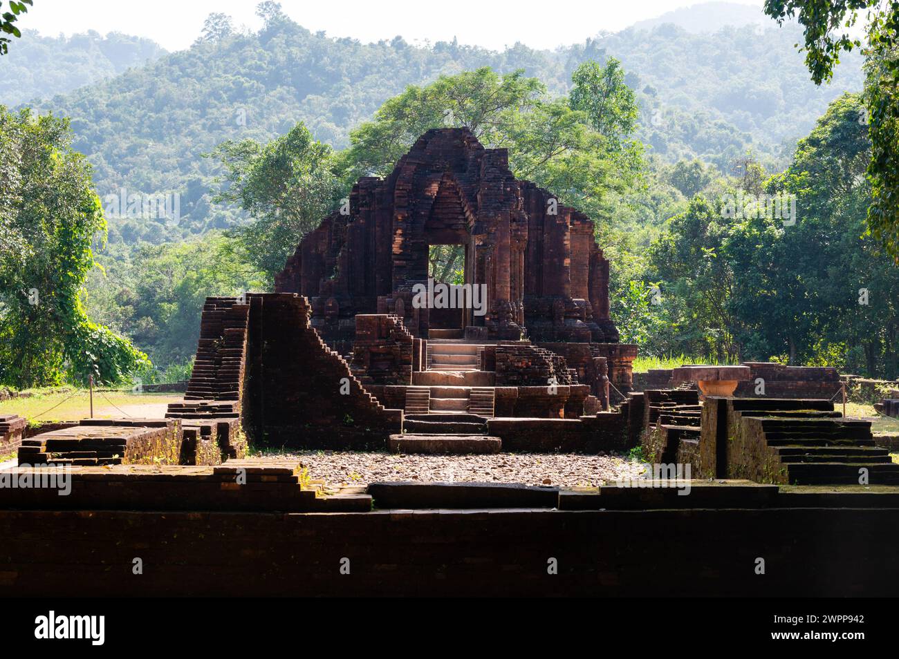 My son Sanctuary est un grand complexe de reliques religieuses comprenant des œuvres architecturales Cham. Site classé au patrimoine mondial de l'UNESCO à Quang Nam, Banque D'Images