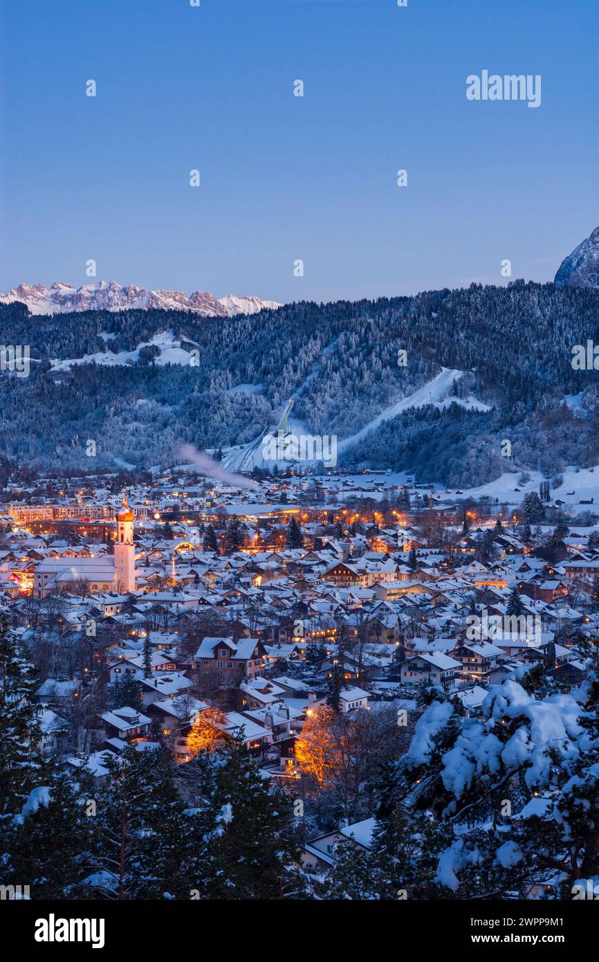 Garmisch-Partenkirchen, Garmisch-Partenkirchen avec église Martin et la Grande colline olympique, chaîne de montagnes Karwendel, haute-Bavière, région de Zugspitz, Bavière, Allemagne Banque D'Images
