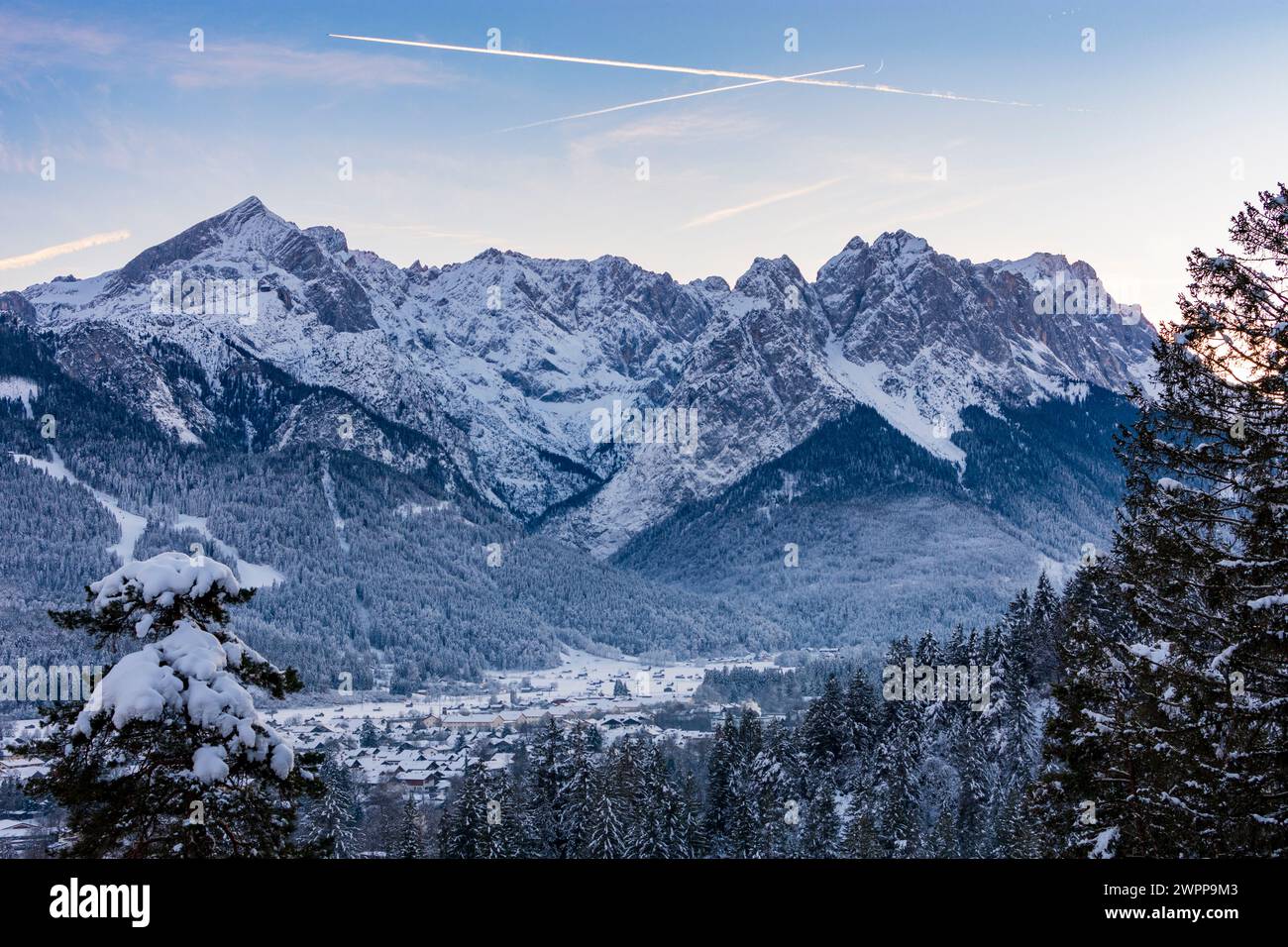 Garmisch-Partenkirchen, chaîne de montagnes du Wetterstein, sommet Alpspitze (à gauche), sommet Zugspitze (à droite), haute-Bavière, Zugspitz-Region, Bavière, Allemagne Banque D'Images