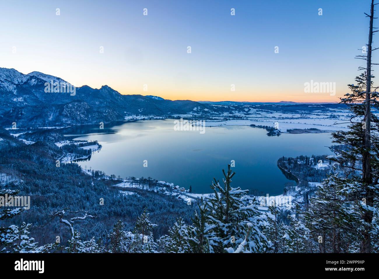 Kochel am See, lac Kochelsee, montagne Herzogstand, neige, coucher de soleil, Tölzer Land, haute-Bavière, Bavière, Allemagne Banque D'Images