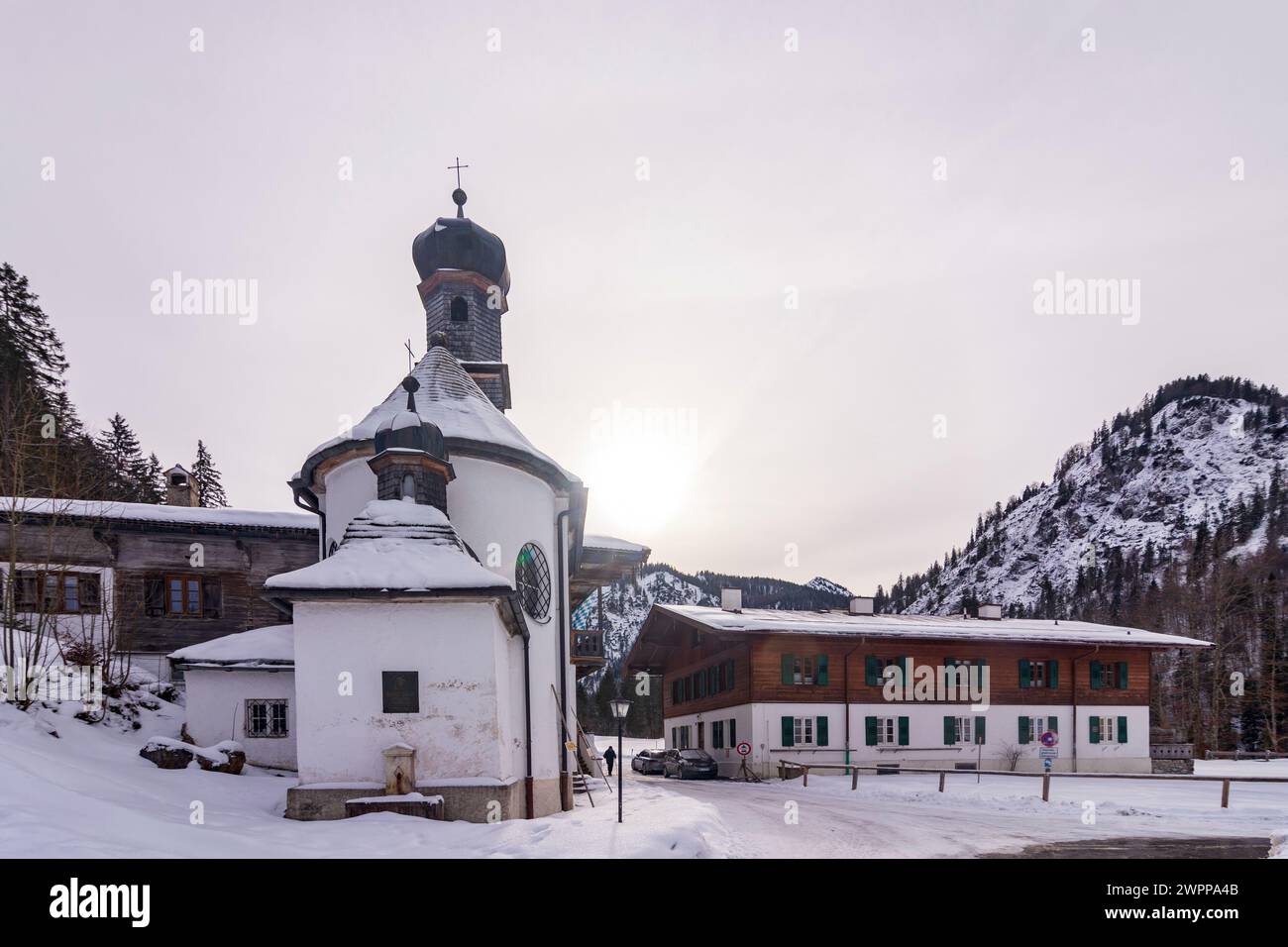 Kreuth, ancienne station thermale avec chapelle dans l'ancienne station thermale Wildbad Kreuth, neige à Tegernsee-Schliersee, haute-Bavière, Bavière, Allemagne Banque D'Images