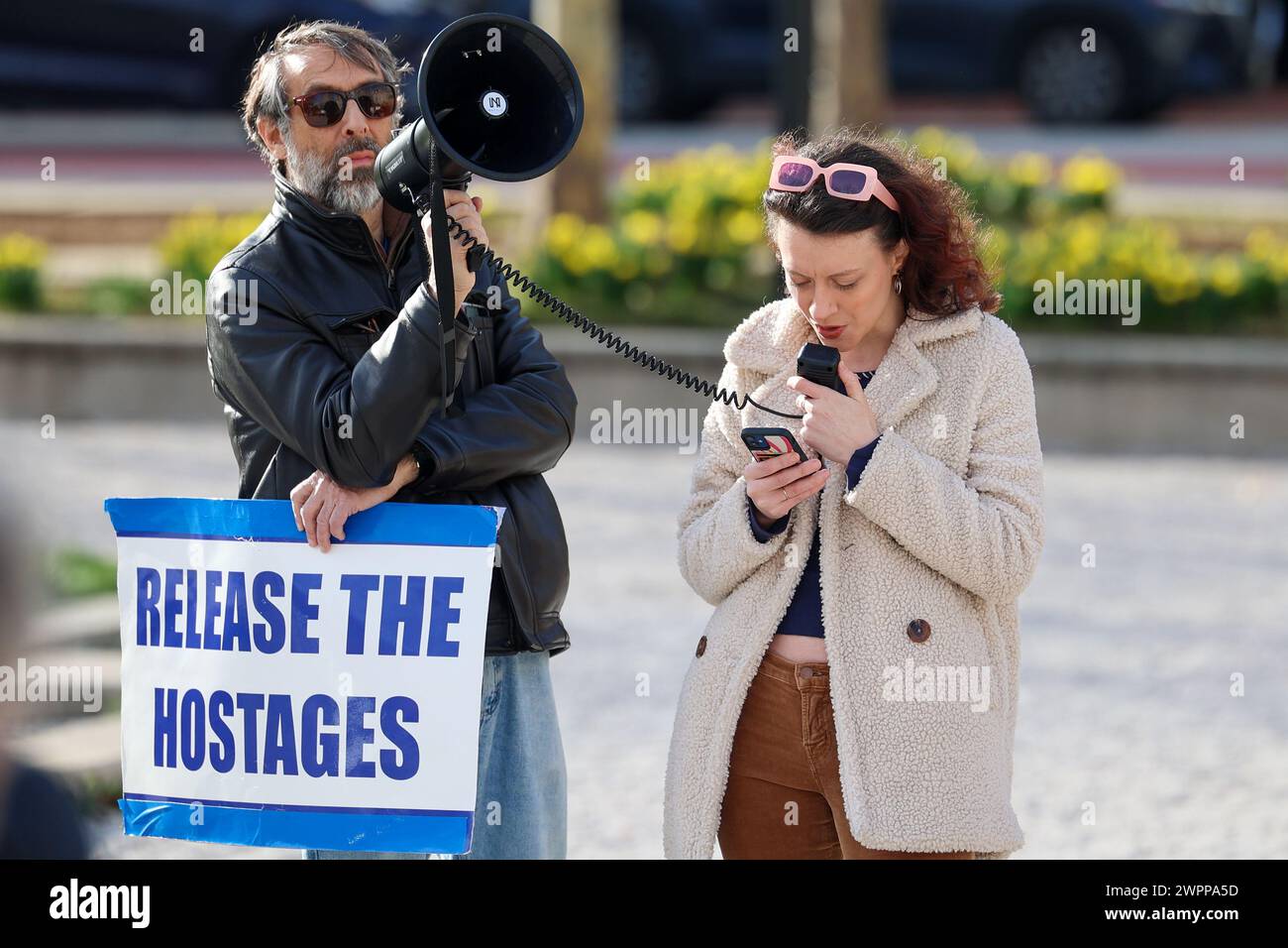 Baltimore, États-Unis. 08 mars 2024. 8 mars 2024, Hôtel de ville de Baltimore, Baltimore, MD, ÉTATS-UNIS. Croyez les femmes israéliennes. Les partisans et les alliés des femmes juives et israéliennes se sont réunis à l'occasion de la Journée internationale de la femme pour pleurer les femmes assassinées dans la guerre Israël-Hamas, et toutes les femmes encore en captivité. Violées, torturées, assassinées et les alliés féministes sont silencieux. (Photo de Robyn Stevens Brody/Sipa USA) crédit : Sipa USA/Alamy Live News Banque D'Images