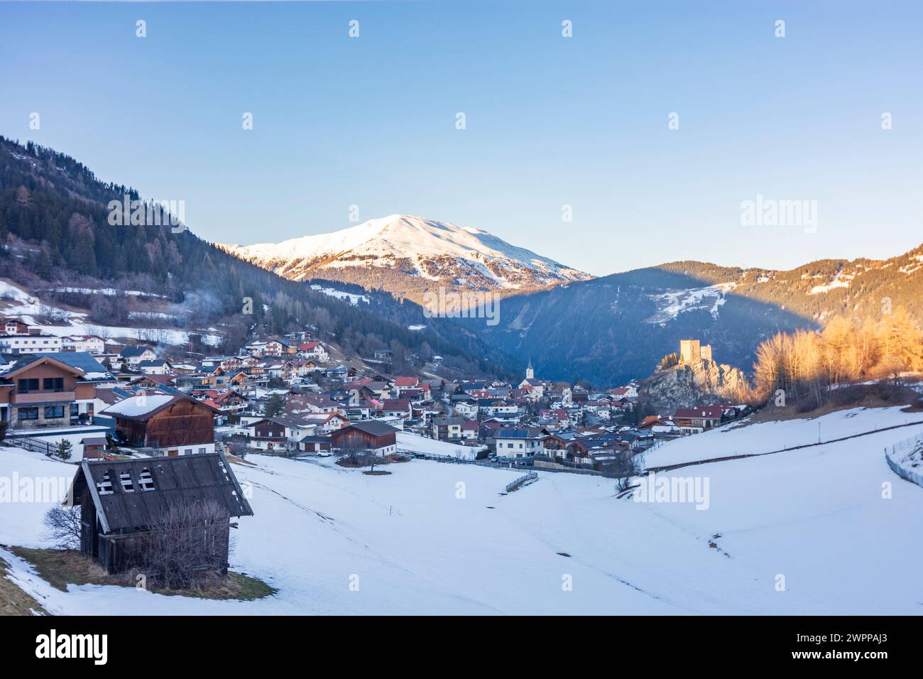 Ladis, village Ladis, Burg Laudegg (Laudeck) Château, sommet Glanderspitze dans la chaîne de montagnes Venet dans Serfaus-Fiss-Ladis, Tyrol, Autriche Banque D'Images