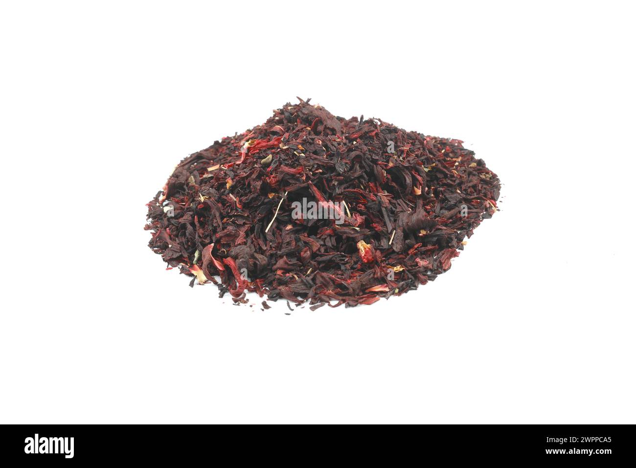 Hibiscus, une pile de feuilles de thé Hibiscus séchées rouges. Thé de Karkade. Sur fond blanc. Vue de dessus. Banque D'Images
